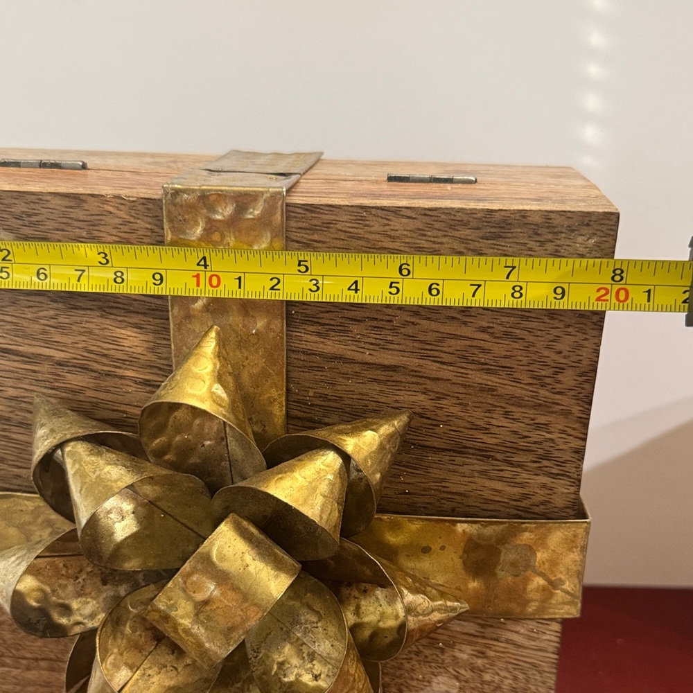 Vintage Wood decorative box with a hammered brass ribbon and bow - Picture 13 of 14